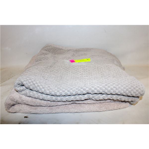 2PK DKNY BATH TOWELS