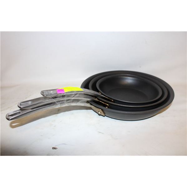 SET OF 3 KIRKLAND SIGNATURE SKILLETS