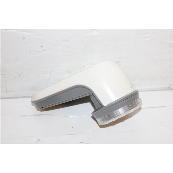 WHITE GREY LINT REMOVER BATTERY OPERATED