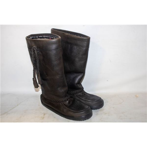 SIZE 8 MANITOBAH MUKLUKS BOOTS LEATHER-ESTATE