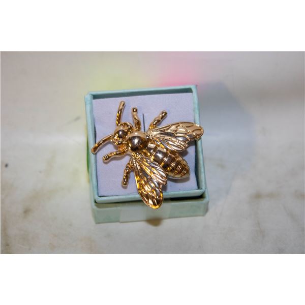 NEW GOLD TONE CICADA BEE BROOCH 1.3”X1.3”