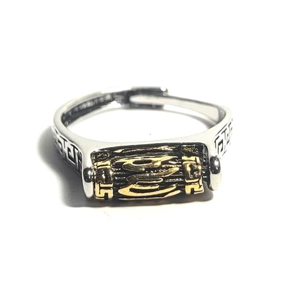 25) GREEK KEY DESIGN ON THE SHOULDERS