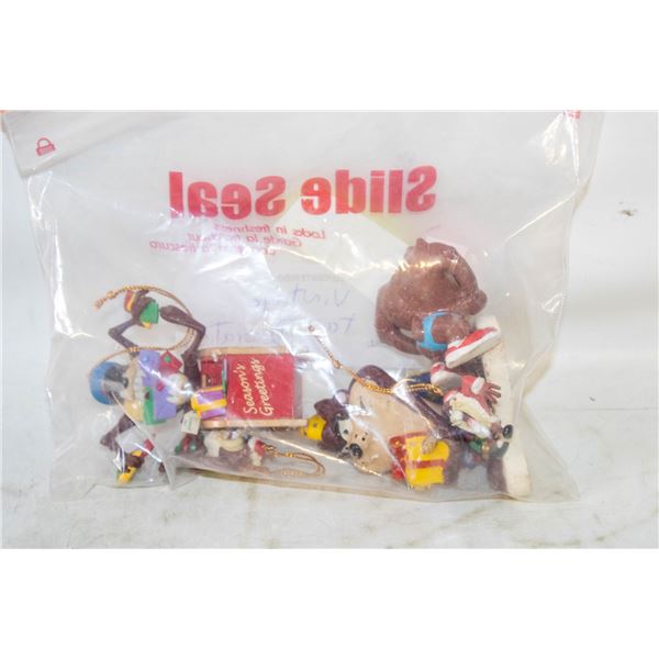 5 VINTAGE TAZ DECORATIONS