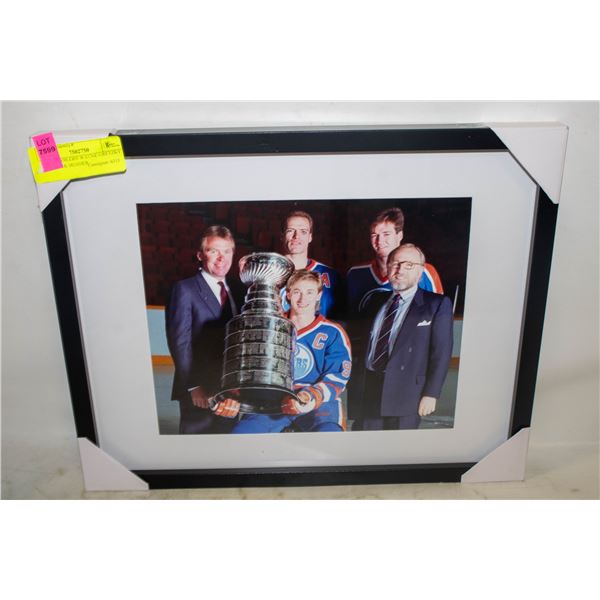 FRAMED OILERS' WAYNE GRETZKY AND MARK MESSIER