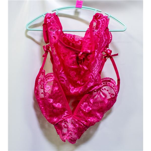 PINK LACEY BRA AND PANTIES SET SIZE UNKNOWN