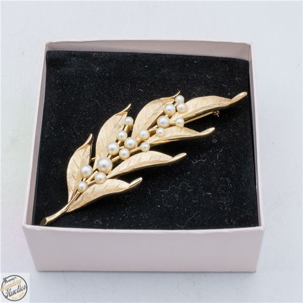VINTAGE TRIFARI CROWN LEAF BROOCH GOLD COLOR LEAVE