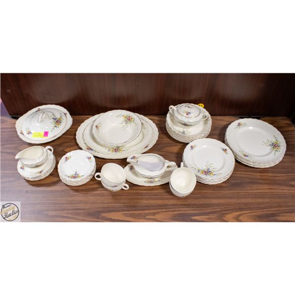 VINTAGE WOODS IVORY WARE FLORAL BOUQUET SCALLOPED