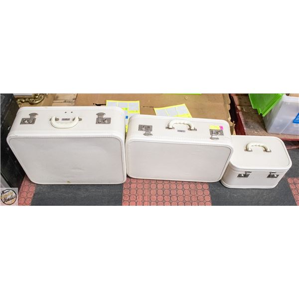 VINTAGE 3PC WHITE COLOUR 'RED CAP BAGGAGE' SET