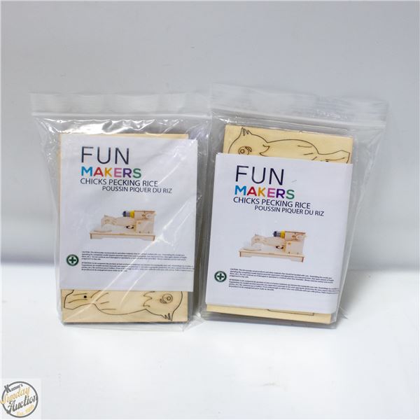 2 X CHICKEN PECKING AT RICE WITH MOTOR AND REMOTE,