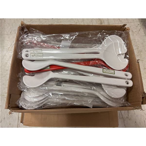 LOT DE +/-45pcs USTENSILES DE SERVICE EN PLASTIQUE MYLES
