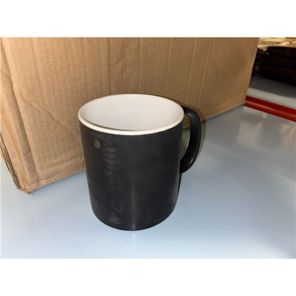 LOT DE 28 TASSES NOIR/BLANC