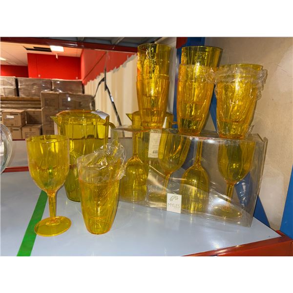 LOT DE 17pcs DE VERRES ET PICHETS EN PLASTIQUE JAUNE