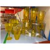 Image 1 : LOT DE 17pcs DE VERRES ET PICHETS EN PLASTIQUE JAUNE