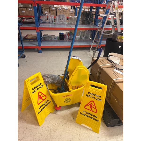 ENS DE MOPPE, SEAU AVEC ESSOREUR ET DE AFFICHES " WET FLOOR"