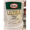 Image 2 : LOT DE PEINTURE ET PRIMER GLIDDEN (DEMI-PLEIN)