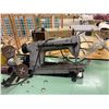 Image 10 : LOT DE 13 MACHINES/ÉQUIPEMENT DE COUDRE ASST