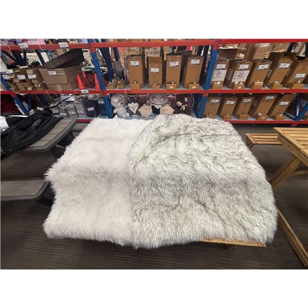 LOT DE 2 TAPIS EN FAUSSE FOURRURE 6'x4'