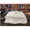 Image 1 : LOT DE 2 TAPIS EN FAUSSE FOURRURE 6'x4'
