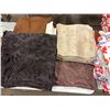 Image 2 : LOT DE +/-125 HOUSSES ASST 16"x16"