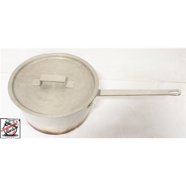 APPROX 9 US QUARTS ALUMINUM SAUCE POT W/ COVER