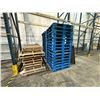 Image 4 : Large lot of blue standard heavy pallets