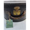 Image 7 : Vintage Eaton's Hat Box w/Hat Pins - 17.5" Diameter x 9" High