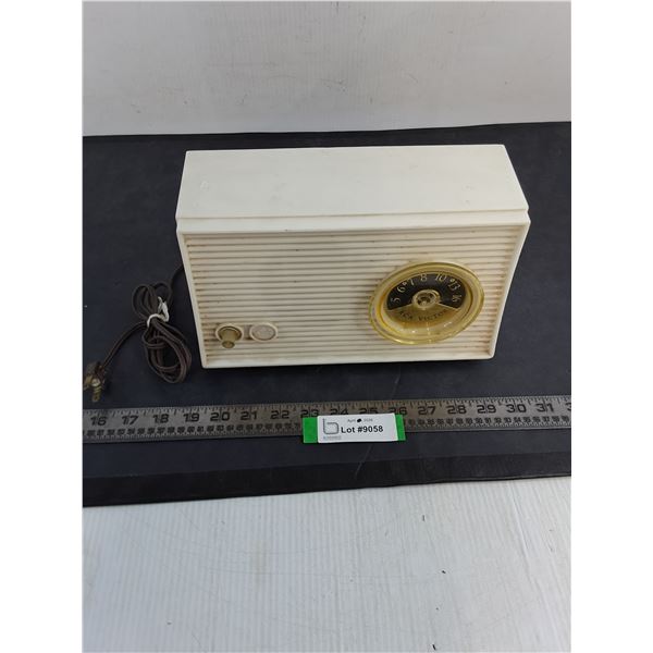 Vintage RCA Victor Tube Radio - Powers On, As is