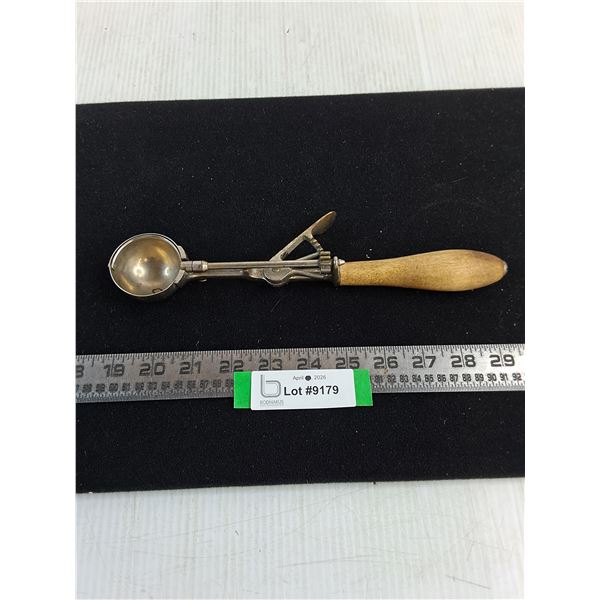 Antique Gilchrist #31 Ice Cream Scoop