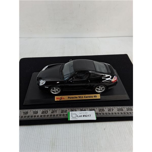 Maisto Diecast 1:18 Replica Porsche 911 Carrera 4S w/Mount - Back Window Cracked