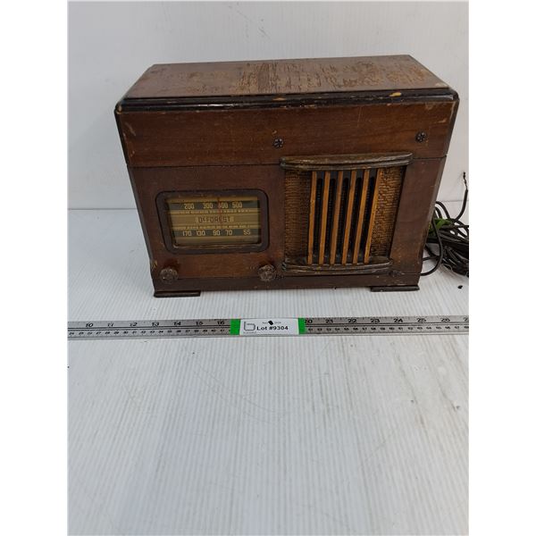 Vintage DeForest Crosley Tube Radio-Made in Canada-needs restoration or for decor