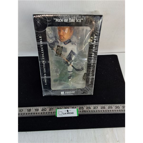 NIB Forever Collectibles "Men of the Ice" NHL  Forsberg #21 Figurine w/Mount