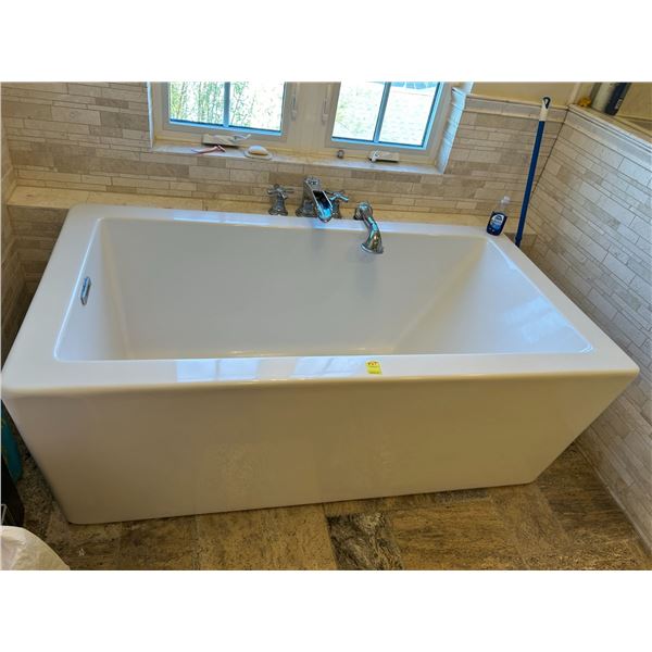 Contemporary White Tub Upstairs Master Bathroom *MUST BE REMOVED BY MARCH 31 *