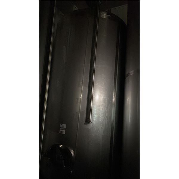 40HL STAINLESS STEEL BREWING TANK - APPROX 11'H X 5'D