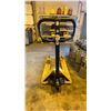 Image 2 : YELLOW 2500 KG CAPACITY PALLET JACK