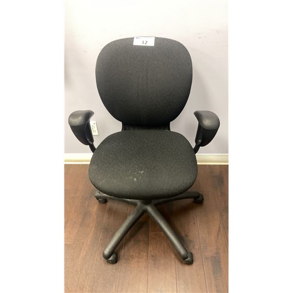BLACK FABRIC UPHOLSTERED OFFICE CHAIR