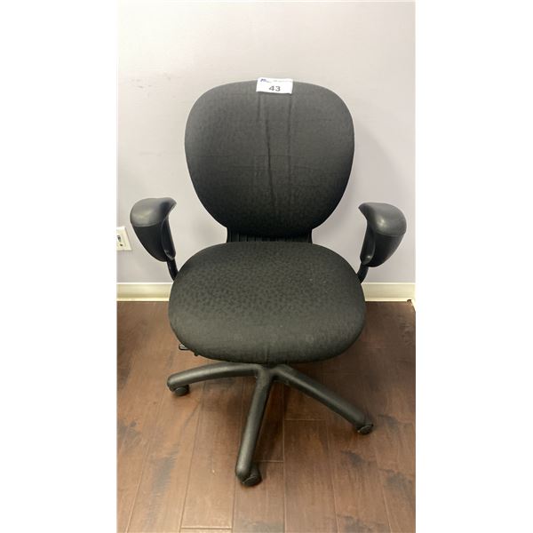 BLACK FABRIC UPHOLSTERED OFFICE CHAIR