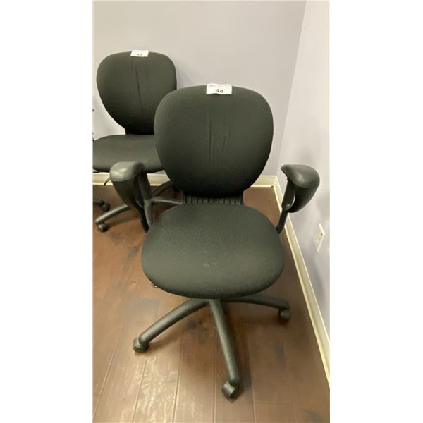 BLACK FABRIC UPHOLSTERED OFFICE CHAIR