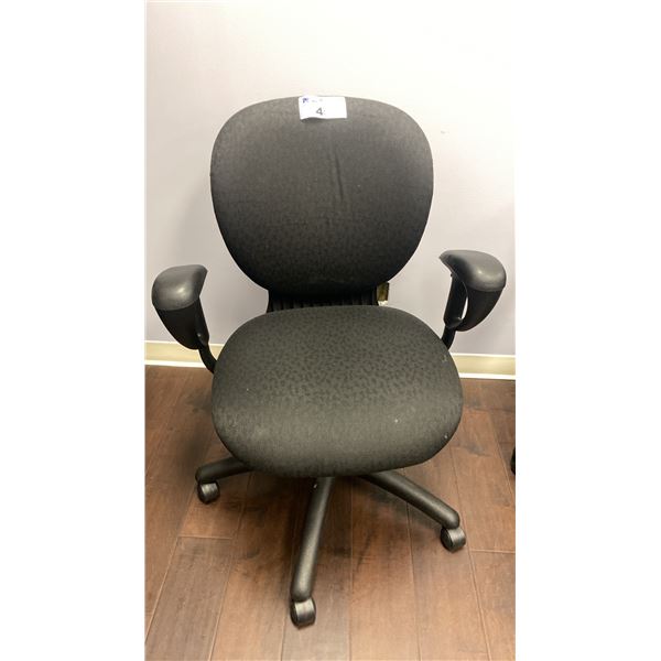 BLACK FABRIC UPHOLSTERED OFFICE CHAIR