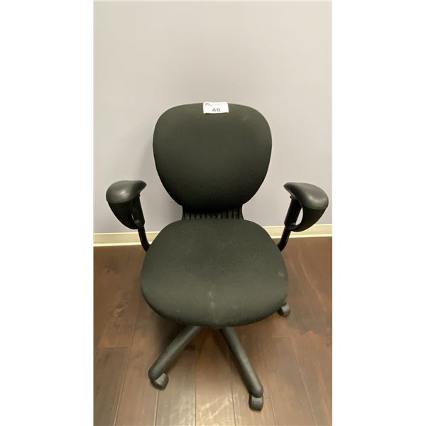 BLACK FABRIC UPHOLSTERED OFFICE CHAIR