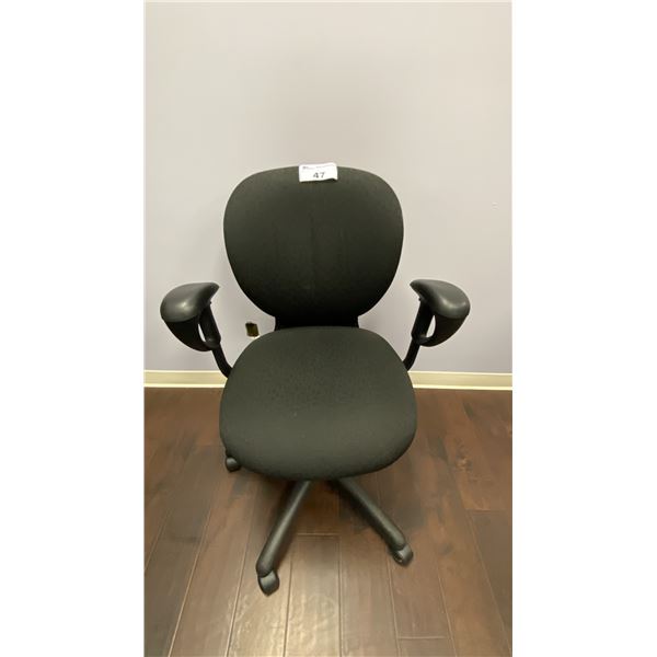 BLACK FABRIC UPHOLSTERED OFFICE CHAIR