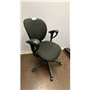 Image 3 : BLACK FABRIC UPHOLSTERED OFFICE CHAIR