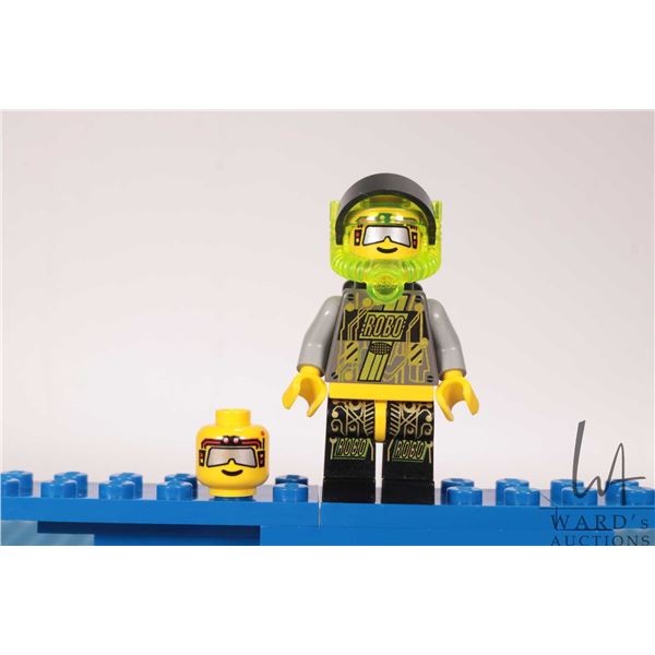 Lego "Space Roboforce" no .2152 Robo Raptor Minifigure Roboforce yellow with two heads