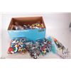Image 1 : Box of assorted Lego bricks, Minifigures, accessories and bases