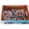 Image 4 : Box of assorted Lego bricks, Minifigures, accessories and bases