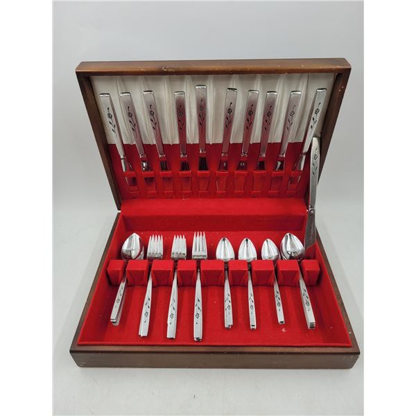 VTG Oneidacraft Deluxe Stainless Steel Silverware Set