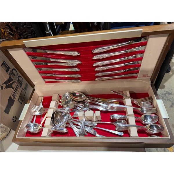 Roger Brothers springtime and other cutlery in case