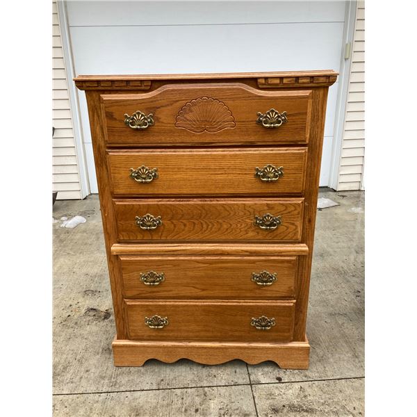 OAK 5-DRAWER CHEST OF DRAWERS DRESSER (SIMILAR TO LATERAL DRESSER IN LOT 12)