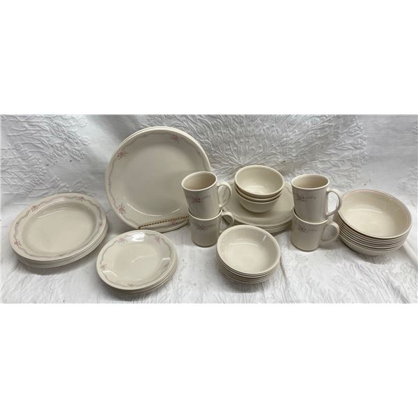 VINTAGE CORELLE DINNERWARE SET