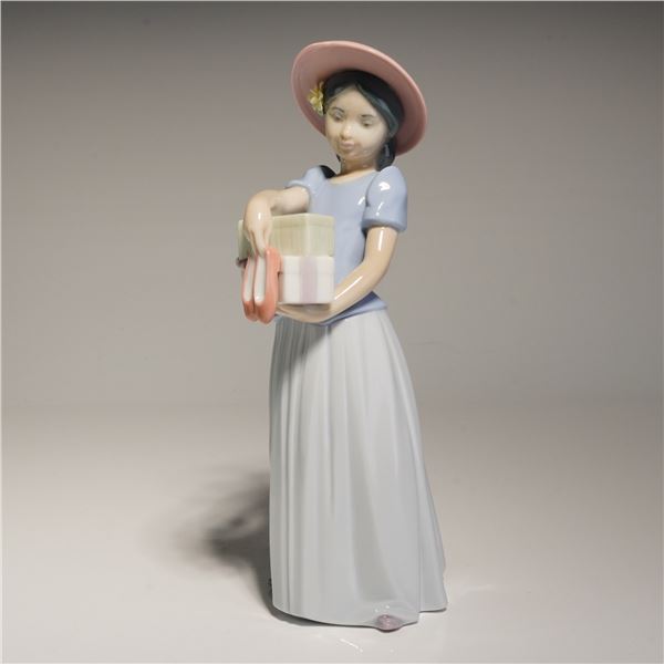 Lladro New Shoes Porcelain Figurine 6487