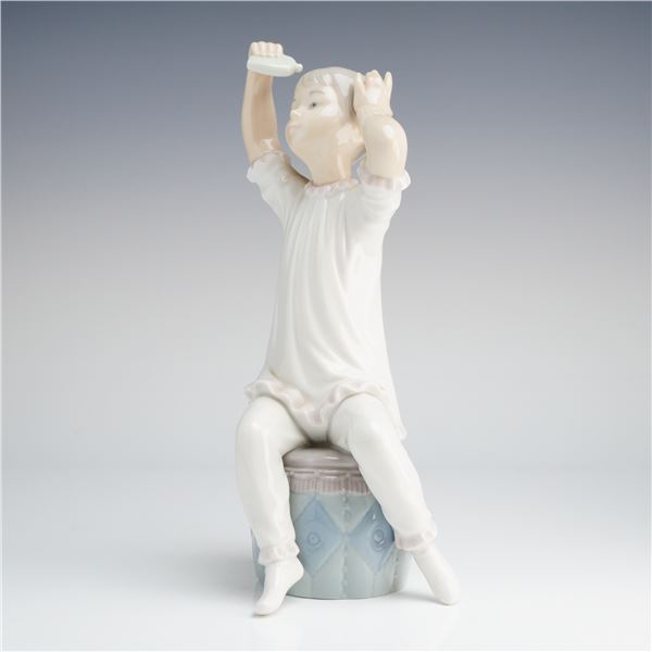 Lladro Porcelain Figurine Girl Shampooing 1148